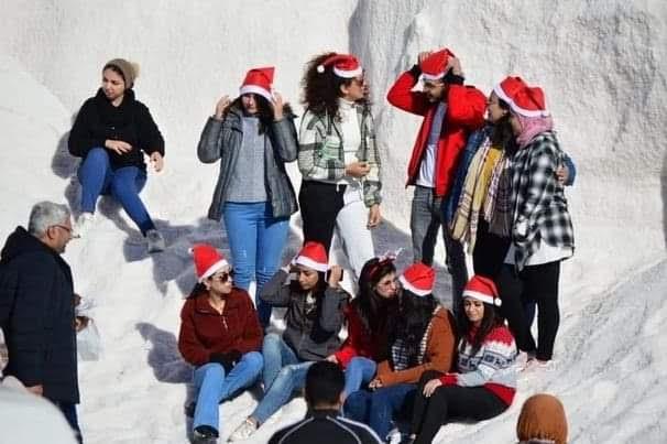 مواطنون يحتفلون برأس السنة على جبال الملح في بورسعيد٥