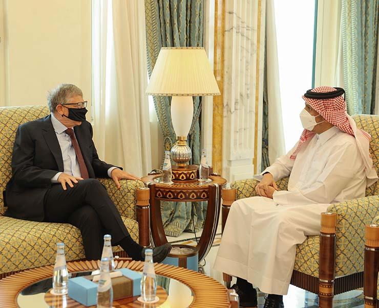 بيل جيتس ووزير خارجية قطر في الدوحة
