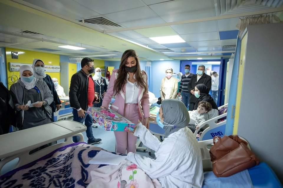 ياسمين صبري أثناء تبرعها لمستشفى أبو الريش