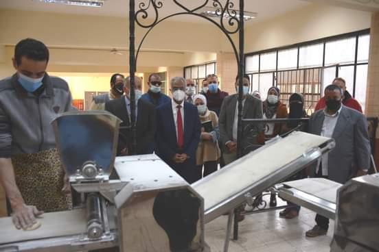 رئيس جامعة بورسعيد يفتتح المخبز الآلي بالمدينة 