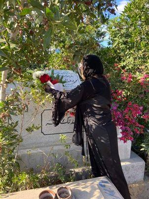 بوسي شلبي في مقبرة محمود عبد العزيز يوم عيد الحب