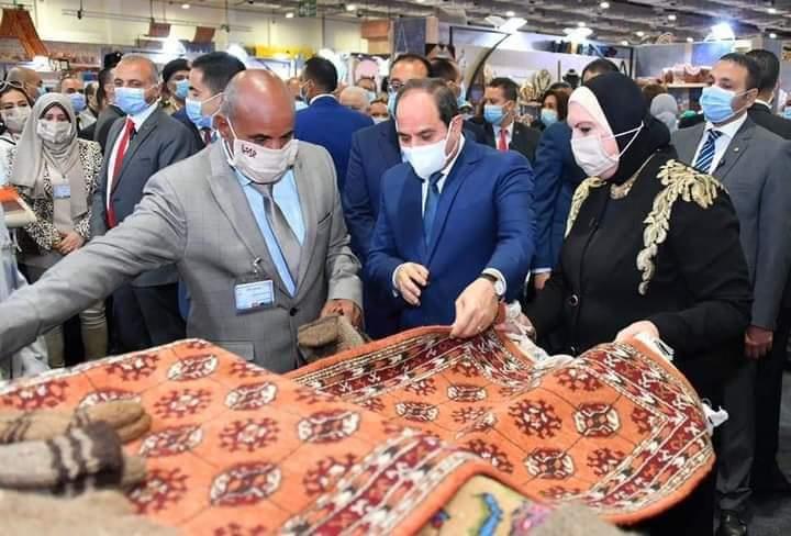 الرئيس السيسي يشيد بمنتجات السجاد لقرية صبيح في معرض تراثنا
