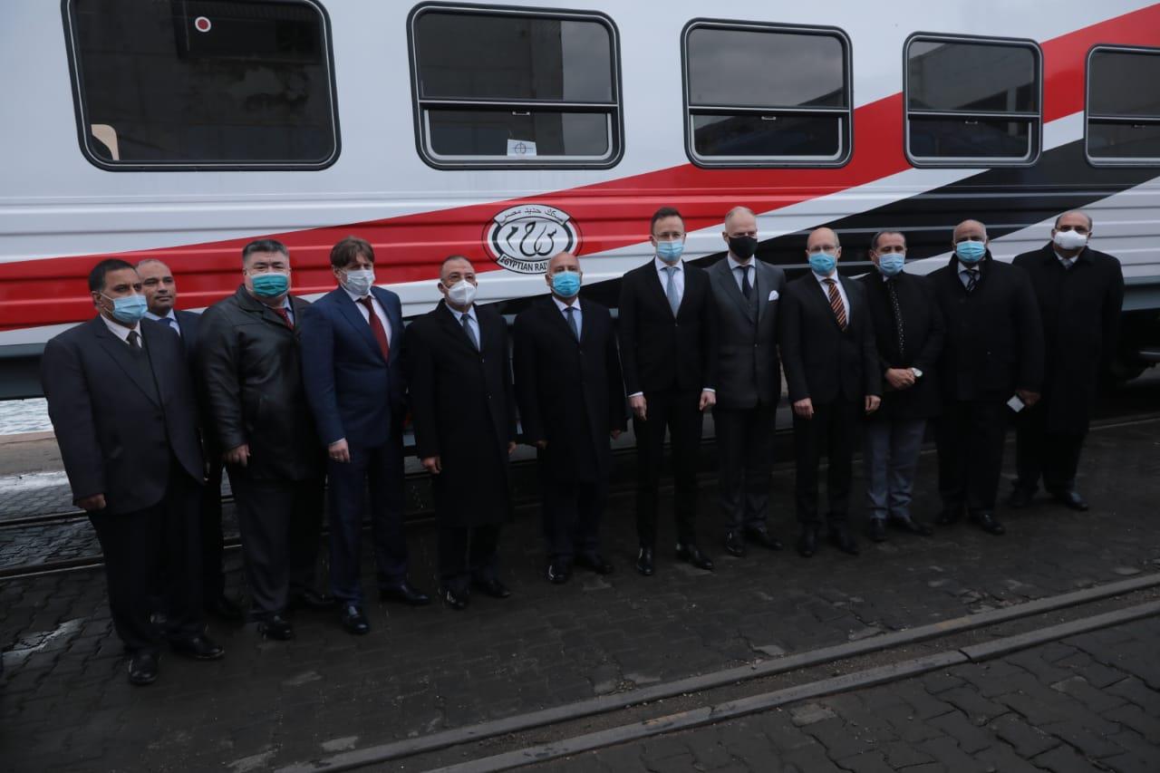 الوزير يستقبل الدفعة الأولى من عربات السكة الحديد الموردة من المجر