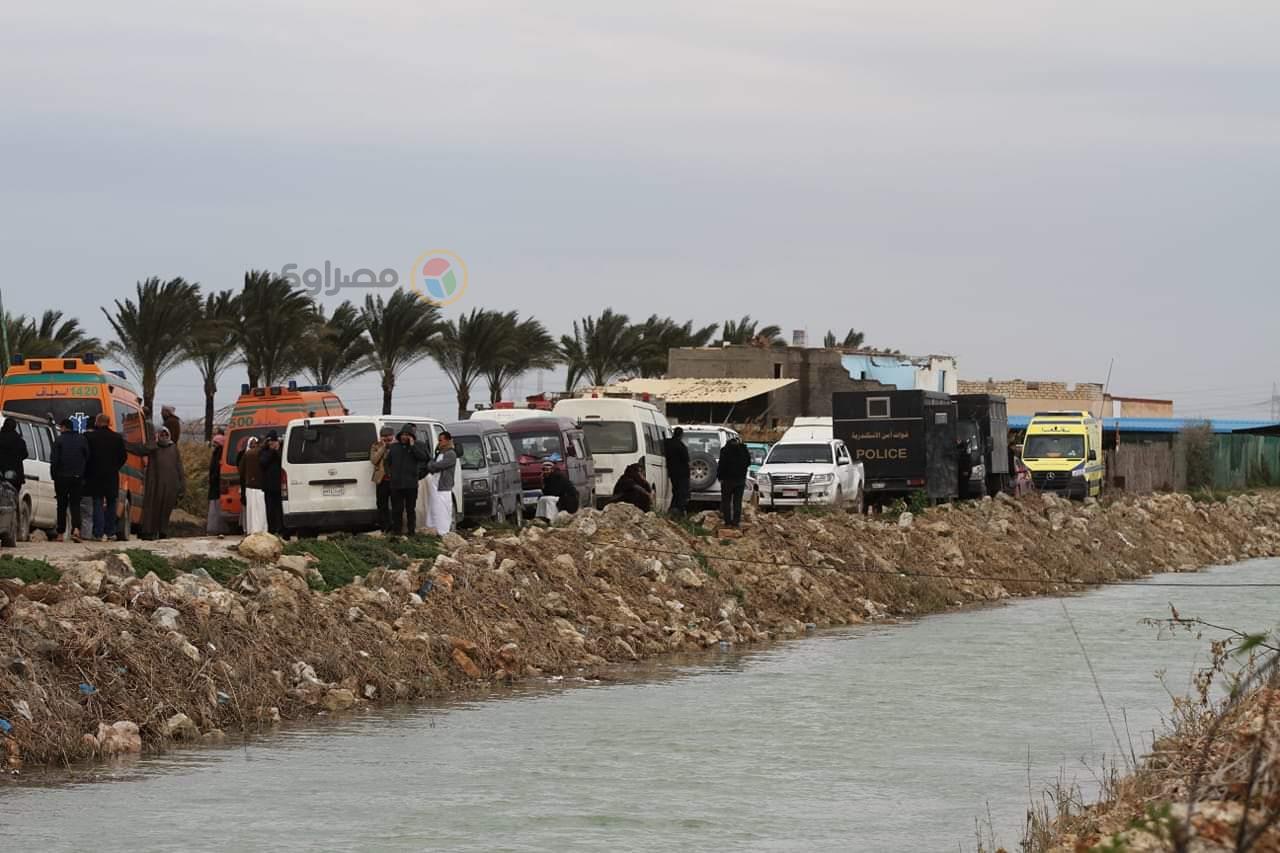 جهود رجال الإنقاذ في البحث عن ضحايا غرق مركب بحيرة مريوط