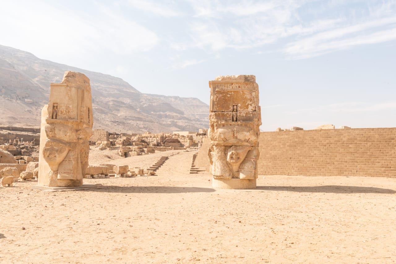 الآثار تفتتح مشروعي ترميم معبد أتريبس ومقابر الحواويش