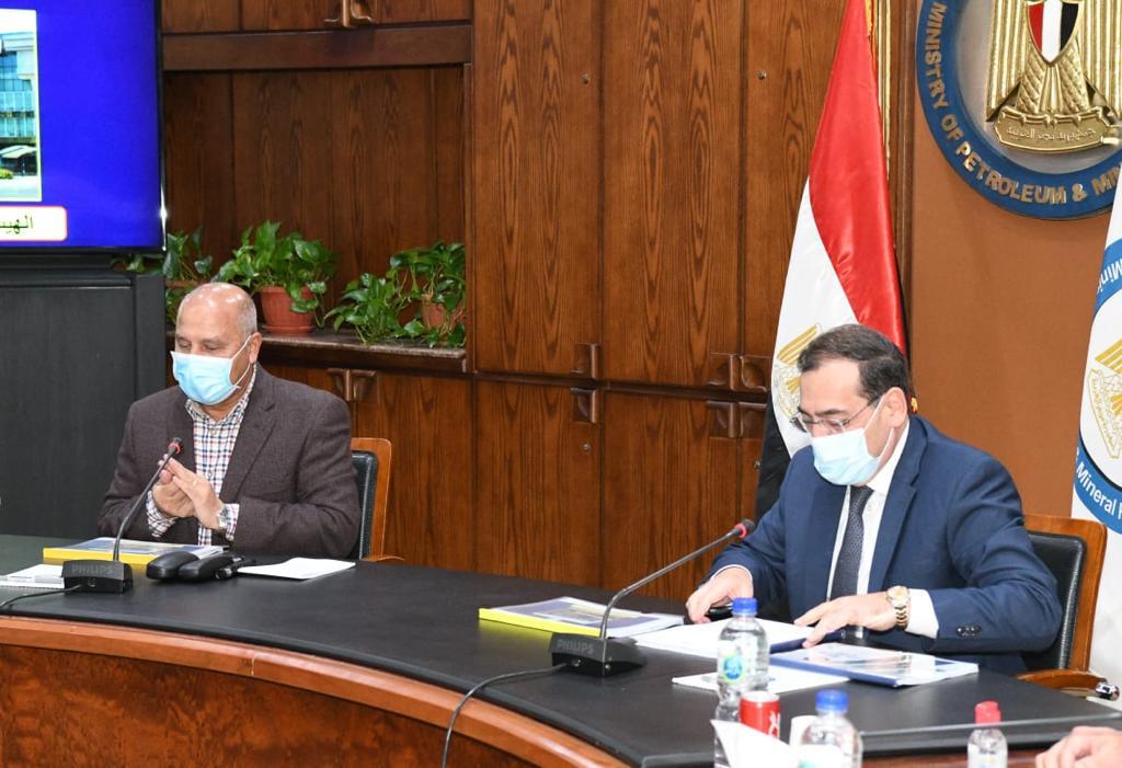 تعاون بين البترول والنقل لتطوير التسهيلات البترولية بموانئ الإسكندرية
