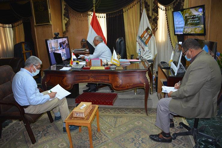 محافظ الوادي الجديد يعقد أجتماعا مع رؤساء مراكز المحافظة الخمسة
