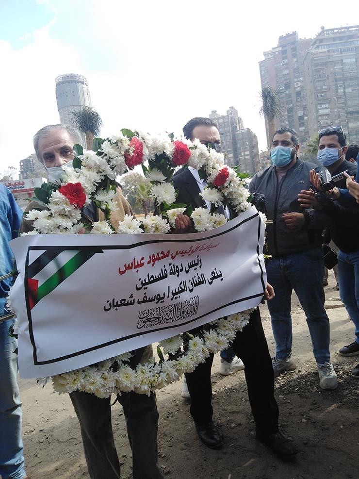 الرئيس الفلسطيني يشارك بتشييع جثمان يوسف شعبان بباقة ورد 