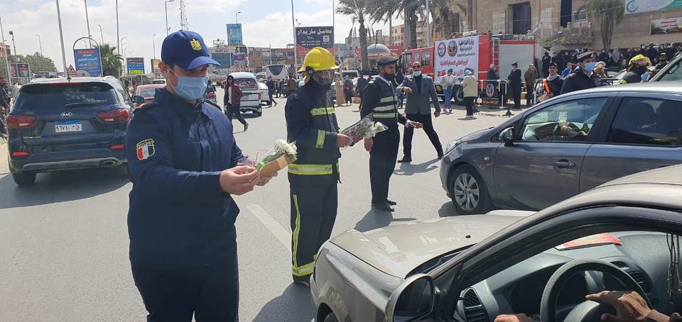 الحماية المدنية بالجيزة توزع ورورد وكتيبات إرشادية على المواطنين