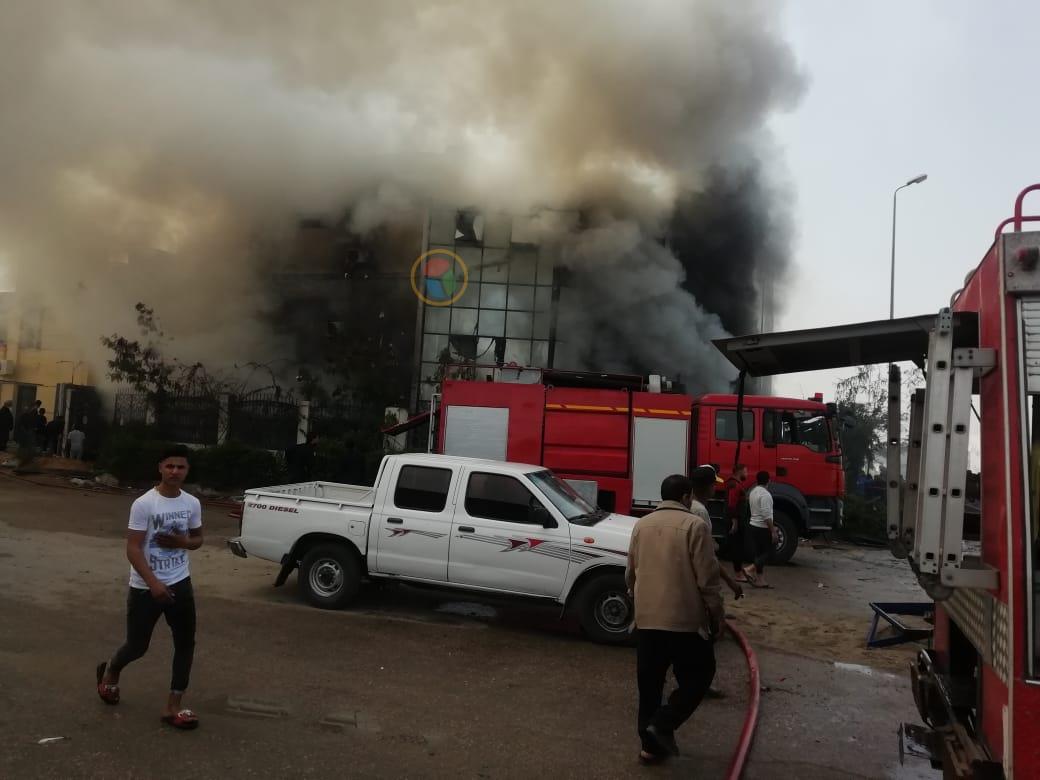 إصابة 21 عاملا في حريق بمصنع للملابس بالشرقية إصابة 21 عاملا في حريق بمصنع للملابس بالشرقية