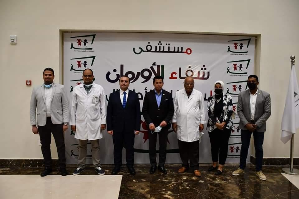 وزير الشباب والرياضة يزور مستشفى شفاء الأورمان 