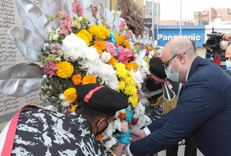  محافظ بني سويف يضع إكليل الزهور على النصب التذكاري احتفالاً بالعيد القومي