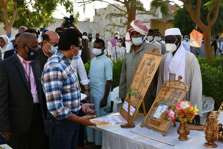 وزير الشباب يتفقد معرض المنتجات اليدوية