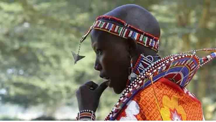 البصق في قبيلة الماساي في كينيا