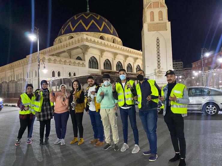 مسيحيان يجوبان بورسعيد لتوزيع فوانيس رمضان