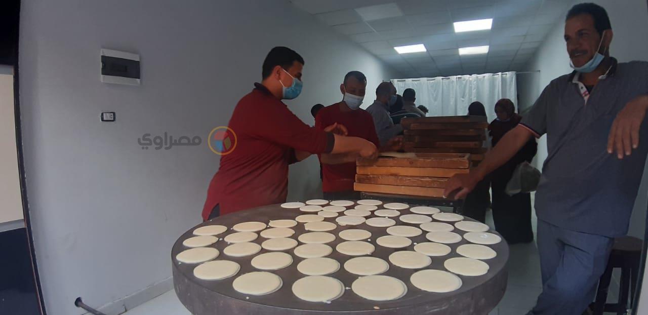 مسلمون ومسيحيون يصنعون الكنافة والقطايف في أسيوط