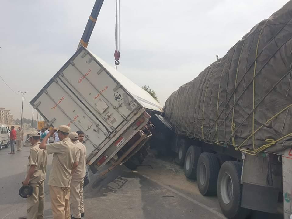 شلل مروري على طريق بنها المنصورة بسبب انقلاب سيارة نقل