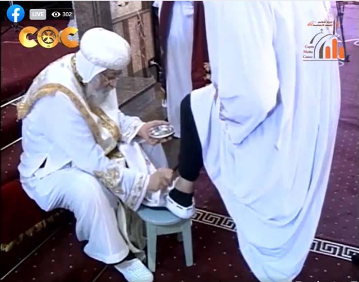 البابا تواضروس يغسل أرجل المشاركين في قداس خميس العهد