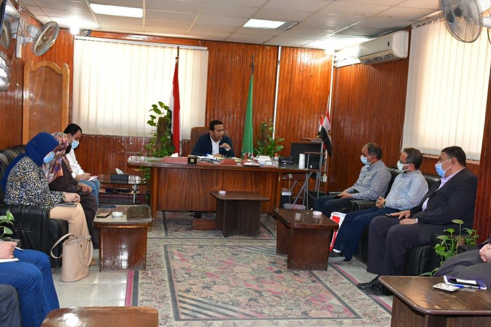 نائب محافظ الفيوم يناقش استراتيجة البناء بمدينة الفيوم
