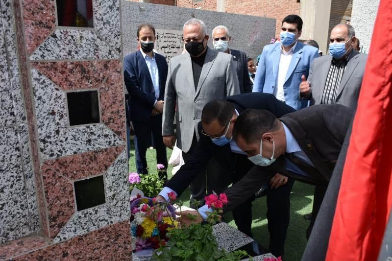 محافظ الشرقية يضع إكليلاً من الزهور على النصب التذكاري لشهداء 13