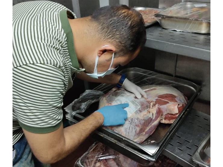 إعدام أغذية فاسدة خلال حملة في شرم الشيخ