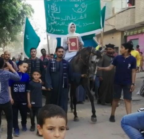 الطفلة نجلاء عثمان باسيوط بعد حفظ القران 