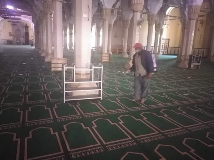 أثناء رش المسجد