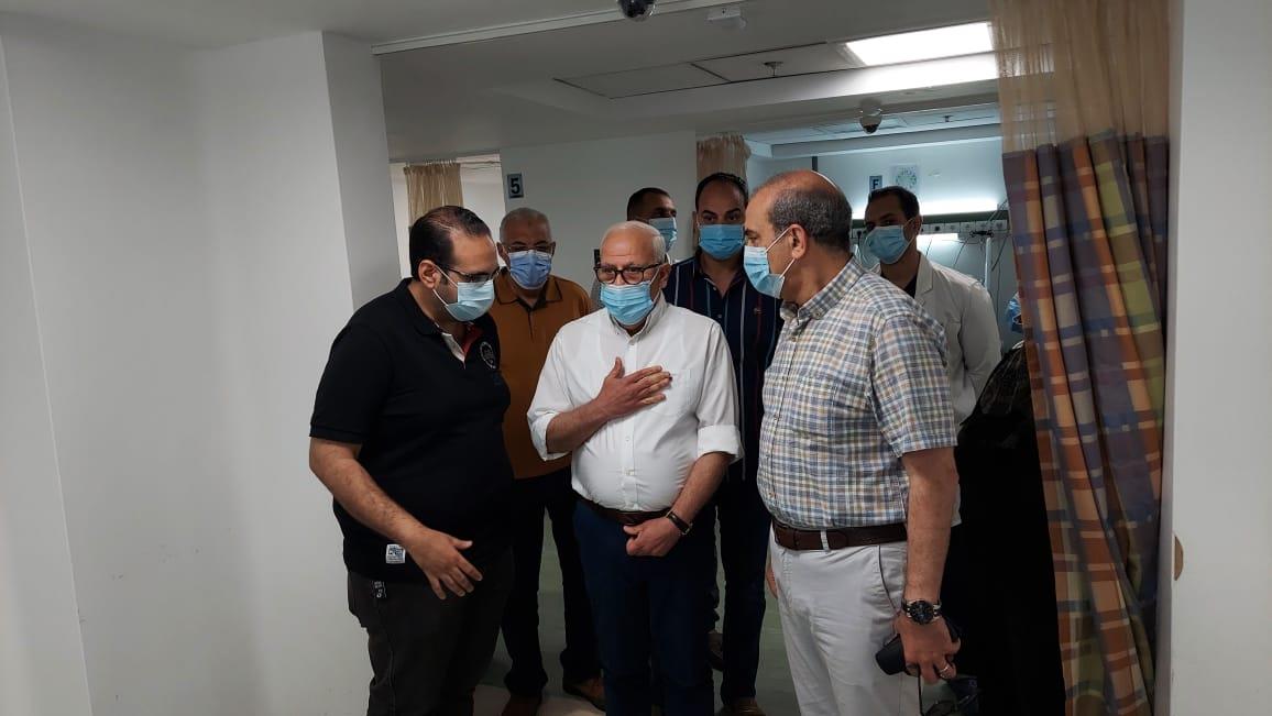 محافظ بورسعيد يقدم التهنئة للأطقم الطبية بمناسبة العيد