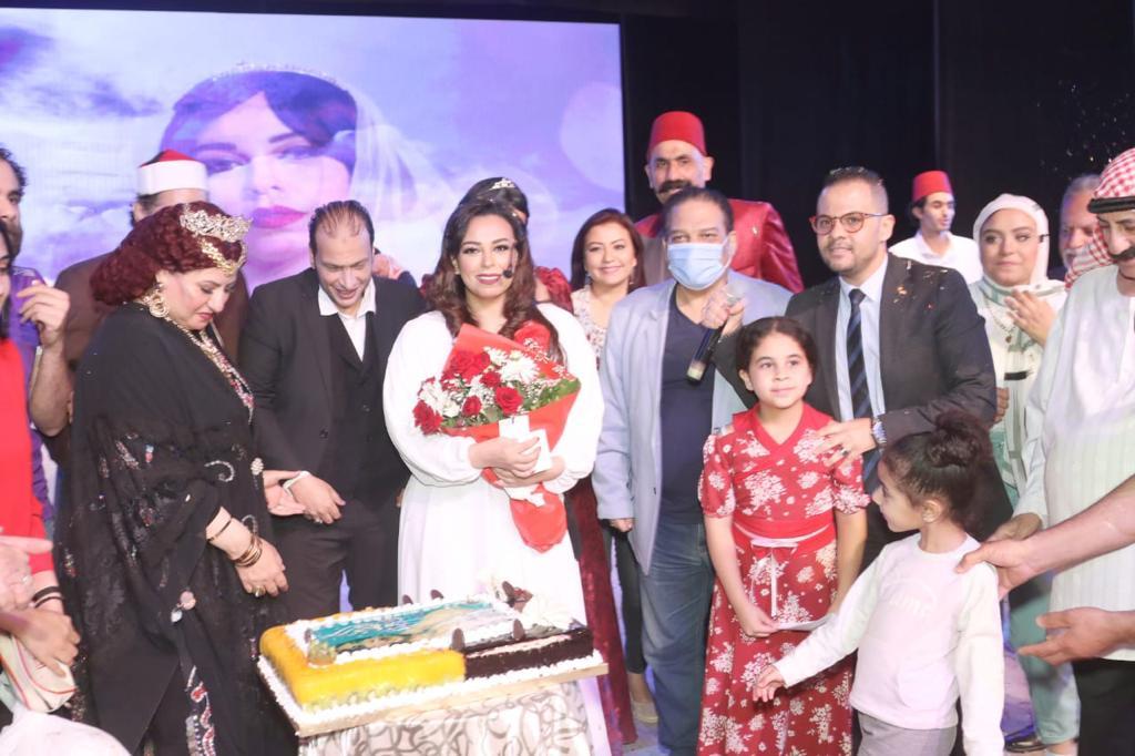 مروة ناجي تحتفل بعيد ميلادها في مسرحية ألمظ وسي عبده