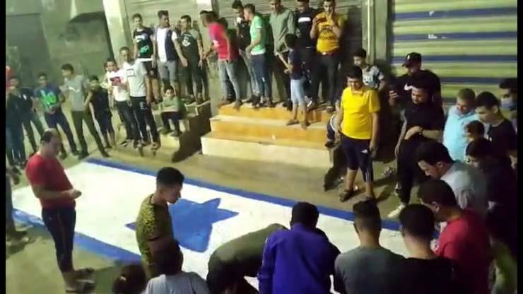 شباب الدقهلية يشعلون النار في العلم الإسرائيلي