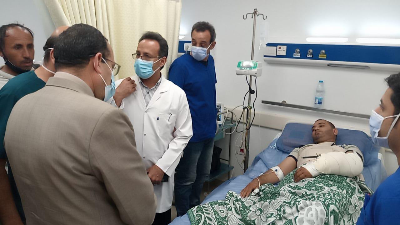 محافظ شمال سيناء يزور مصابي العدوان الإسرائيلي على غزة بمستشفى العريش
