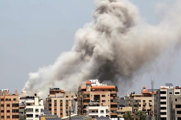 أضر القصف إلى حد بعيد بالبنية التحتية والشوارع والمصانع والمدارس والمراكز الصحية