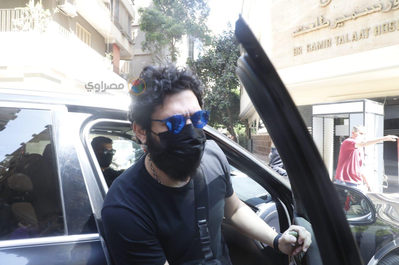وصول حسن الرداد قبل خروج جثمان سمير غانم