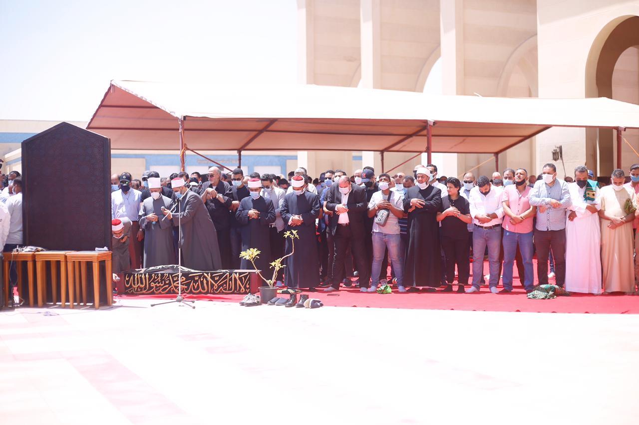 أسامة الأزهري يؤم المصلين في جنازة الفنان سمير غانم 