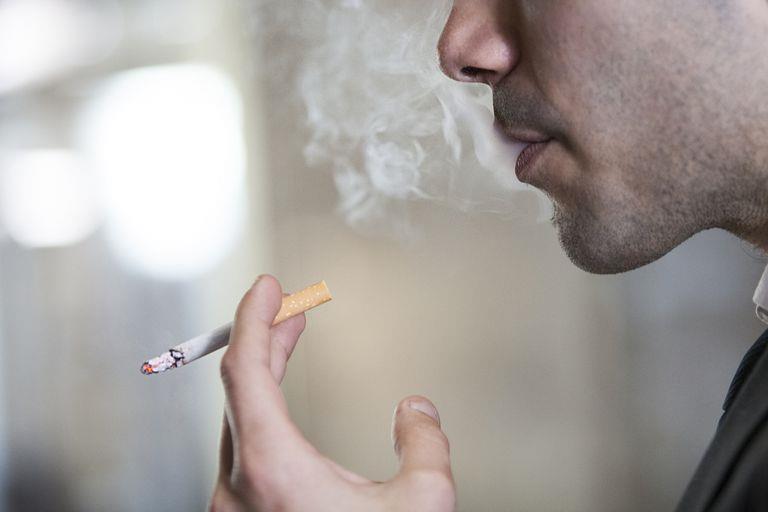 الصحة تطالب بالتوقف عن التدخين فورا الصحة تطالب بالتوقف عن التدخين فورا