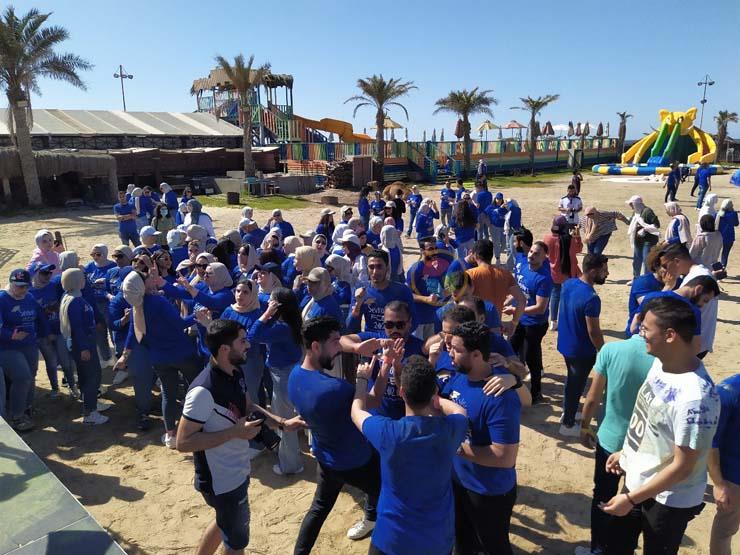 طلاب يحتفلون بتخرجهم على طريقتهم الخاصة بشواطئ بورسعيد 