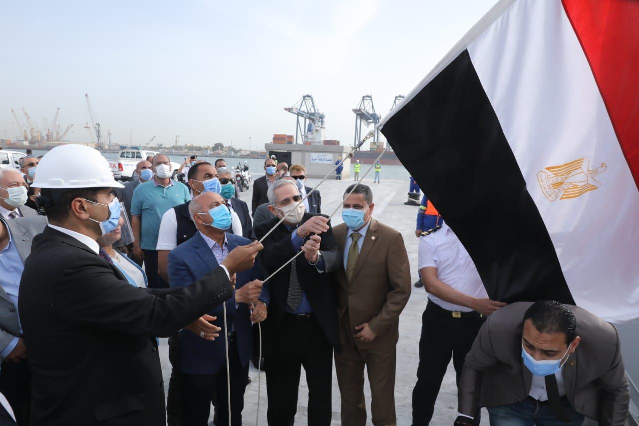 وزير النقل يشهد رفع العلم على القاطرة الجديدة 