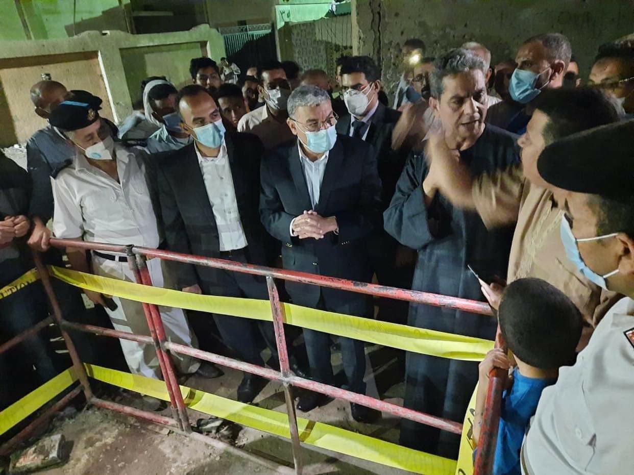 محافظ المنيا يتابع حادث سقوط أشخاص داخل غرفة صرف صحي