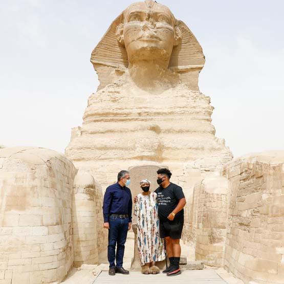  وزير السياحة يستقبل السيدة الأمريكية في أول أيام تحقيق أمنيتها بزيارة معالم مصر السياحية