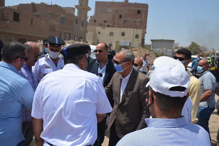 محافظ القليوبية ومدير الأمن يشهدان إزالة 55 عشة في شبرا الخيمة
