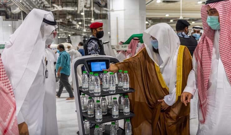 روبوت ذكي لتوزيع عبوات مياه زمزم في الحرمين الشريفين 