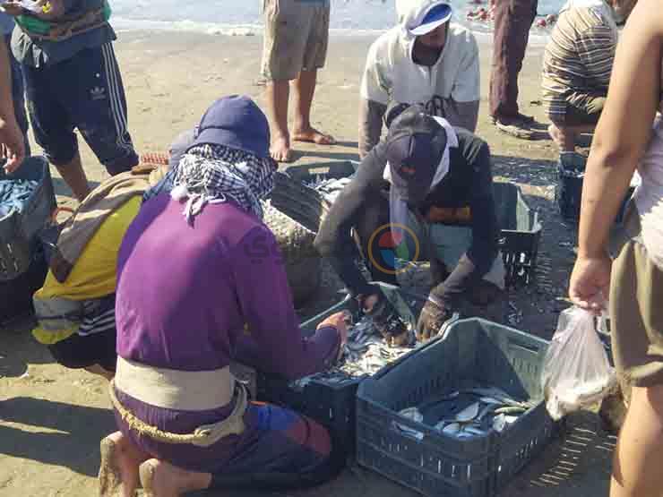 صيادون يجذبون الأنظار على شاطئ بورسعيد