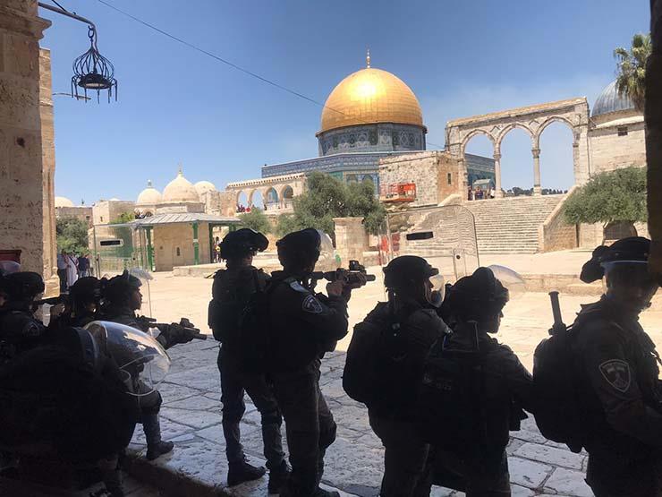 قوات الاحتلال تعتدي على المصلين في المسجد الأقصى