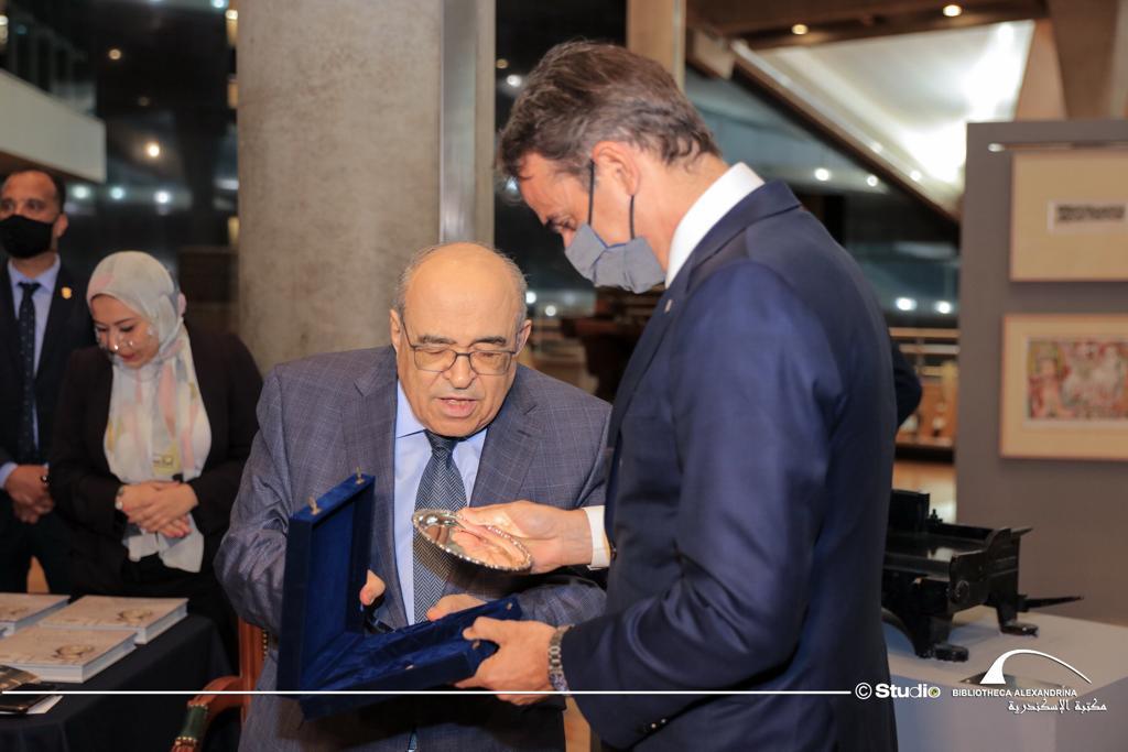 رئيس وزراء اليونان يزور مكتبة الإسكندرية