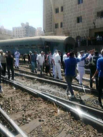 محافظ الإسكندرية يتفقد موقع حادث اصطدام جرار بقطار في محطة مصر