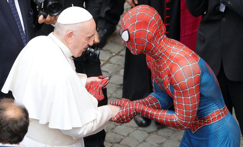 شخص يرتدي زي الرجل العنكبوت يهدي بابا الفاتيكان قناعا