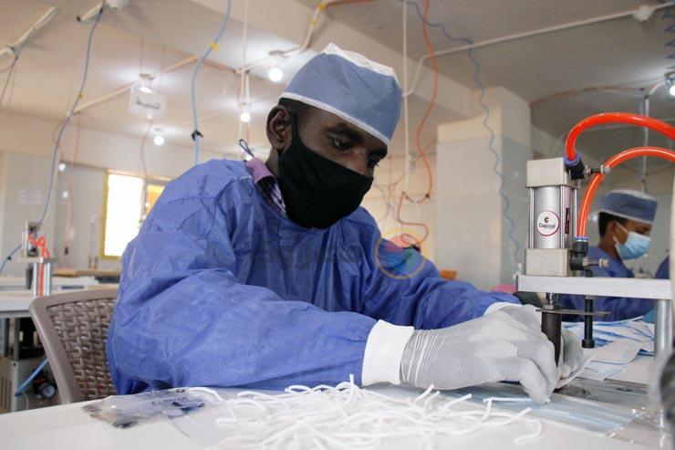 النذير علي أحد العمال السودانيين في مصنع المستلزمات الطبية