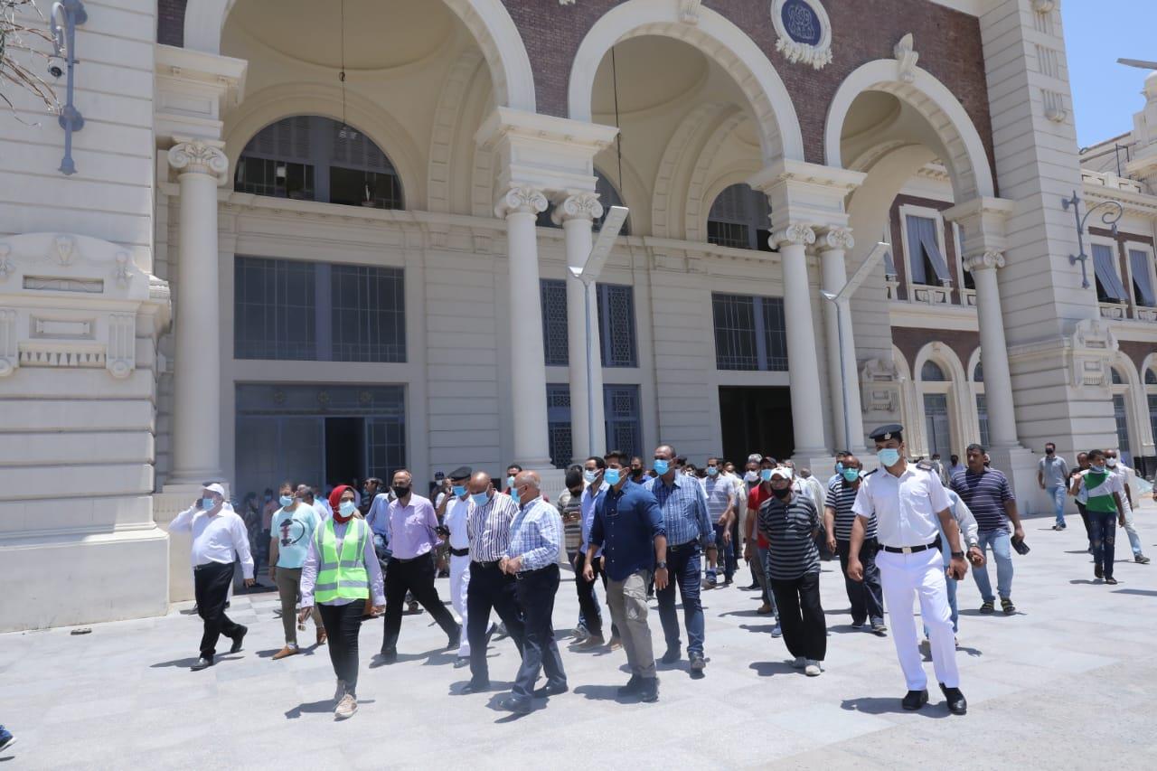 وزير النقل يتفقد محطة مصر بالاسكندرية 