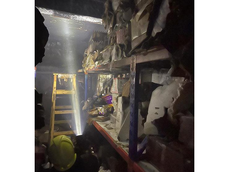 اخماد حريق بأحد مخازن التحف في بورسعيد 