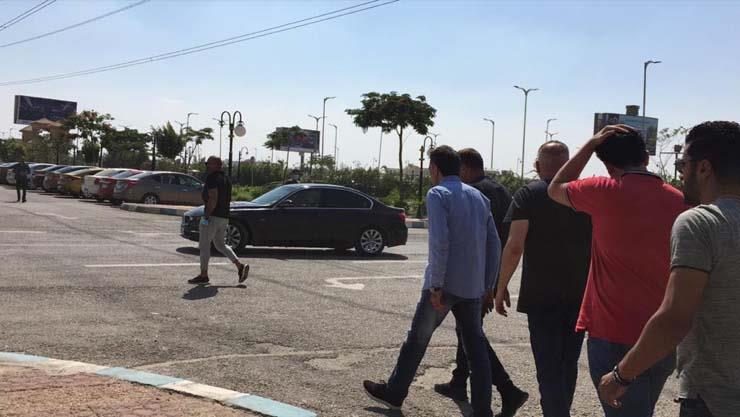 رامي صبري يصل مسجد الشرطة لأداء صلاة الجنازة على شقيقه